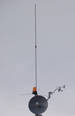 Zdjęcie anemometru na maszcie antenowym
